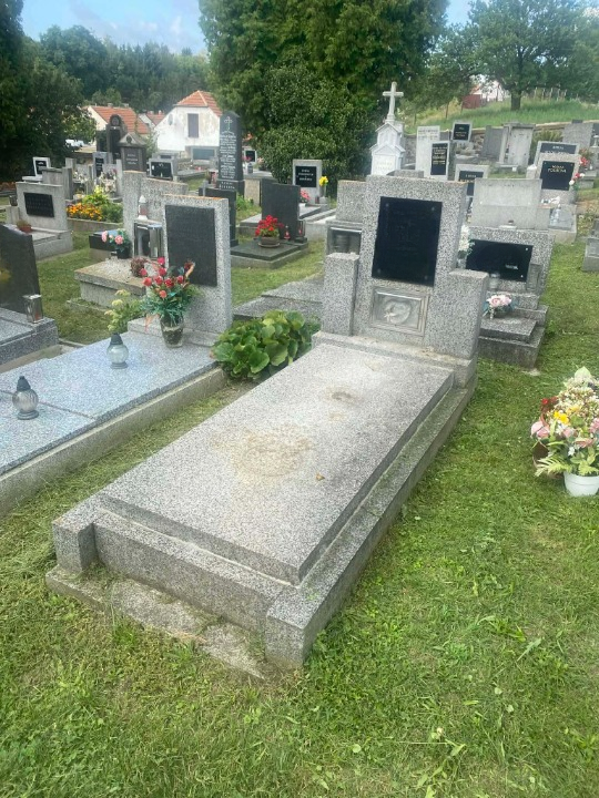 Hrobové místo před úpravou